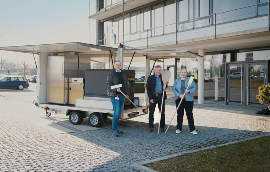 Backmobil | © Humbaur GmbH Personen stehen vor dem von Humbaur gefertigten Back-Anhänger. | © Humbaur GmbH