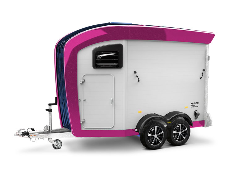 Humbaur Areion Zijaanzicht met poly onderdelen in donkerblauw en telemagenta  | © Humbaur GmbH