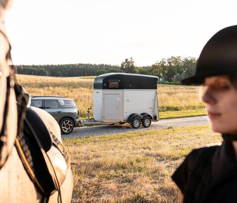 Equitos Alu angekuppelt an einem Schwarzen Auto