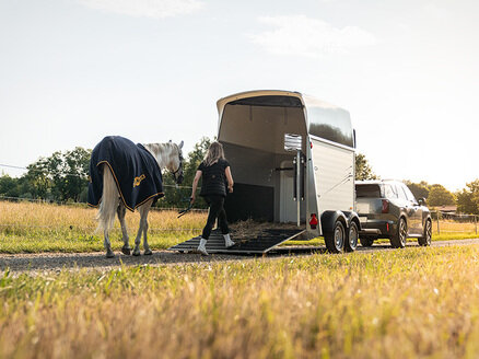 Der Pferdeanhänger Equitos Alu ist mit an einem schwarzen PKW angehängt.  | © Humbaur GmbH