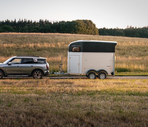 Equitos Alu angekuppelt an einem Schwarzen Auto