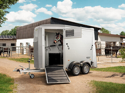 Paard in de Humbaur Notos | © Humbaur GmbH Bruin paard staat in de Humbaur Notos paardentrailer. | © Humbaur GmbH