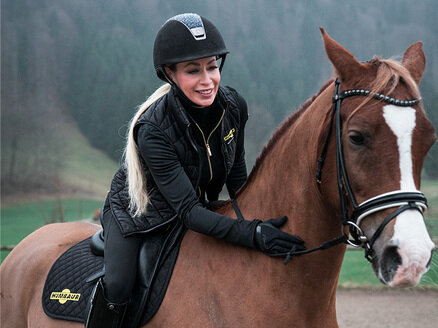 Reiterin auf ihrem Pferd | © Humbaur GmbH Reiterin auf ihrem Pferd | © Humbaur GmbH