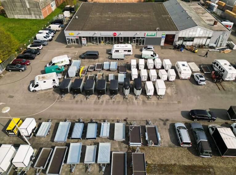 Luftaufnahme vom Betriebsgelände des Autohaus Jäschke mit einer großen Auswahl ausgestellter Humbaur Anhänger auf dem Hof.