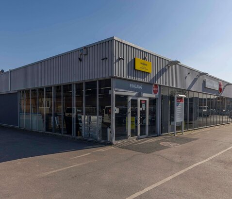 Gebäude von Autohaus Jäschke bei sonnigem Wetter.