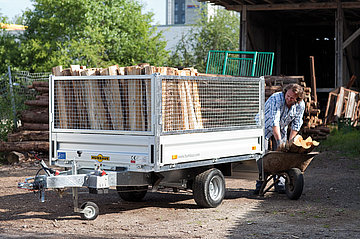 Kippbarer Einachsanhänger Loady, voll beladen mit Holz Kippbarer Einachsanhänger Loady, voll beladen mit Holz
