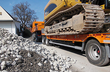 Driving shot of 40 t flatbed trailer, loaded